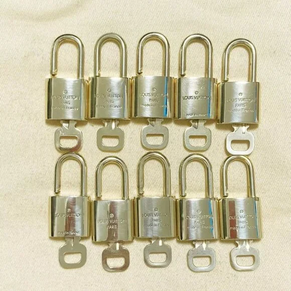 LOUIS VUITTON LV 10 SET PADLOCK CADENA KEY BAG CHARM GOLD PLATED FRANCE 65PDA113